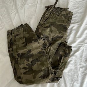 Camo joggers with adjustable sides, super comfy with many pockets